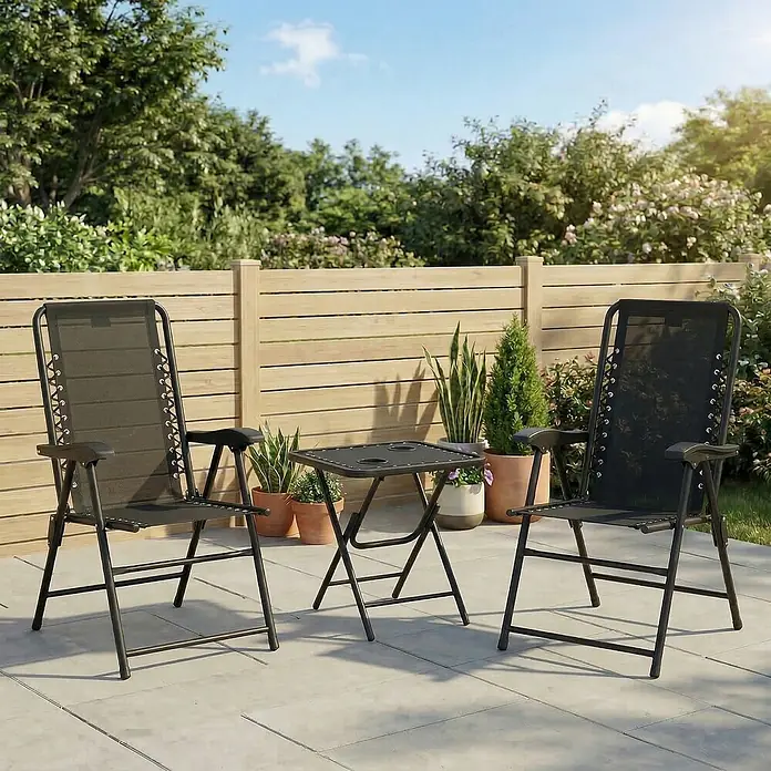 Outsunny Gartentisch-Set - Gesamtumfang: 3 -tlg., L x B x H: 65 x 61 x 91 cm, Stahl, Netzstoff, Klappbar - Zwei schwarze Zero-Gravity-Gartenstühle mit passendem klappbaren Beistelltisch auf einer Terrasse im Grünen.