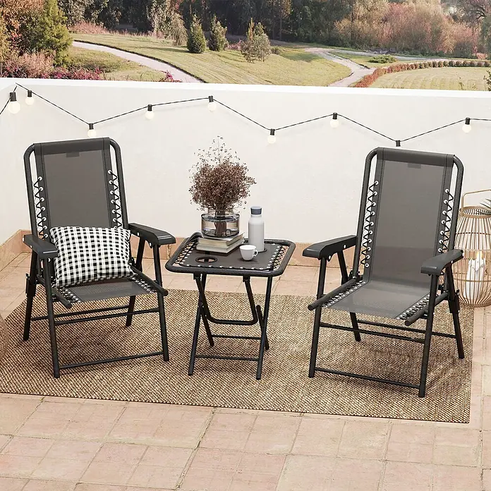 Outsunny Gartentisch-Set - Gesamtumfang: 3 -tlg., L x B x H: 65 x 61 x 91 cm, Stahl, Netzstoff, Klappbar - Outdoor-Sitzgruppe mit zwei dunkelgrauen Mesh-Schwerelosigkeitsstühlen und einem schwarzen Klapptisch auf einem Teppich.