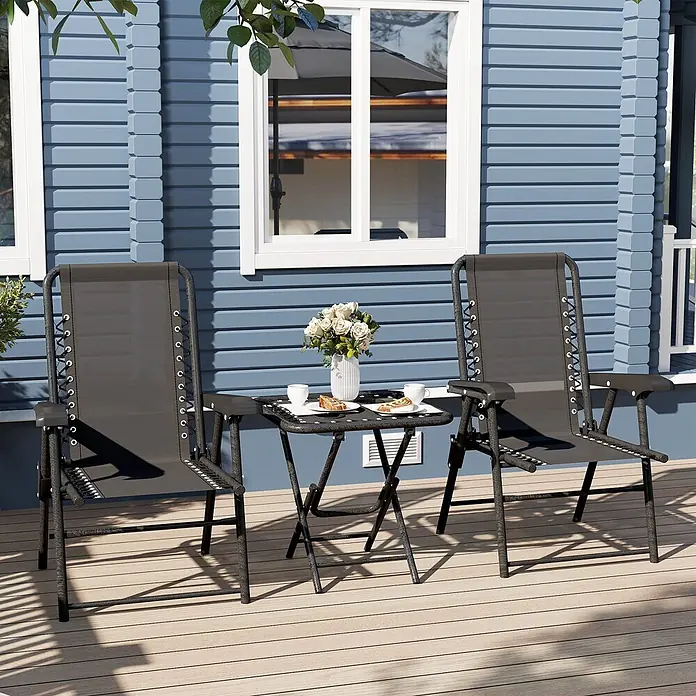 Outsunny Gartentisch-Set - Gesamtumfang: 3 -tlg., L x B x H: 65 x 61 x 91 cm, Stahl, Netzstoff, Klappbar - Zwei dunkelgraue Schwerelosigkeitsstühle und ein schwarzer Klapptisch auf einer Holzterrasse als Outdoor-Sitzgruppe.