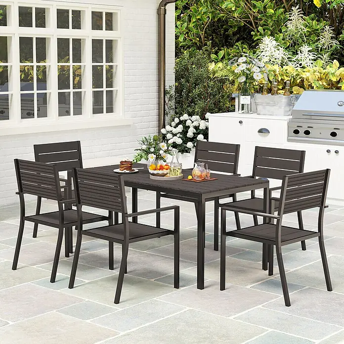 Outsunny Gartentisch-Set - Gesamtumfang: 7 -tlg., L x B x H: 160 x 80 x 74 cm, Stahl, HDPE - Dunkelgraue Outdoor-Essgruppe mit Latten-Tisch und sechs Stühlen auf einer Terrasse.