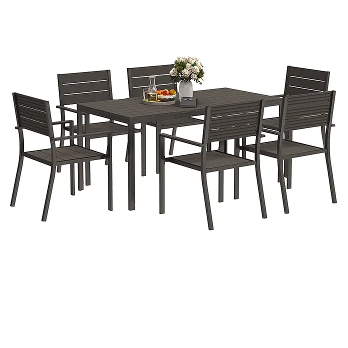 Outsunny Gartentisch-Set - Gesamtumfang: 7 -tlg., L x B x H: 160 x 80 x 74 cm, Stahl, HDPE - Dunkelgraue Latten-Gartensitzgruppe mit Tisch und sechs Stühlen, dekoriert mit Blumen und Obst.