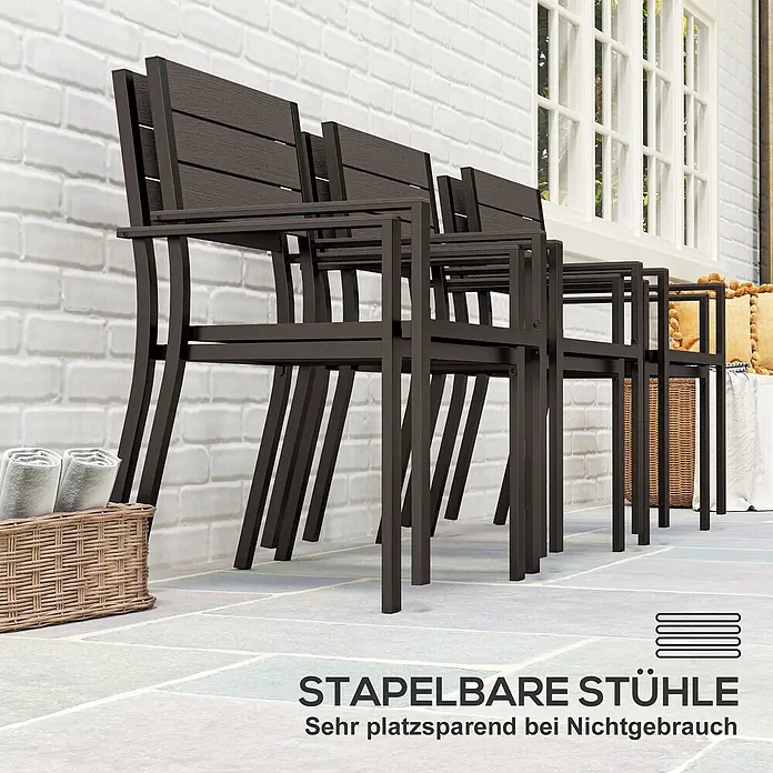 Outsunny Gartentisch-Set - Gesamtumfang: 7 -tlg., L x B x H: 160 x 80 x 74 cm, Stahl, HDPE - Dunkelbraune stapelbare Stühle mit Metallrahmen und Holzoptik-Latten, platzsparend auf einer Terrasse gestapelt.
