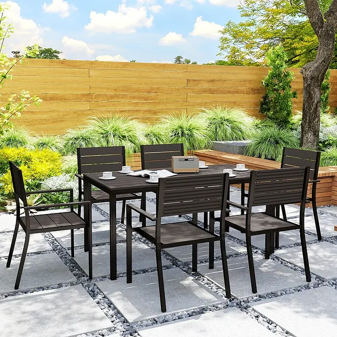 Outsunny Gartentisch-Set - Gesamtumfang: 7 -tlg., L x B x H: 160 x 80 x 74 cm, Stahl, HDPE - Dunkelbraune Outdoor-Essgruppe mit rechteckigem Tisch und sechs Lattenstühlen auf einer Terrasse.