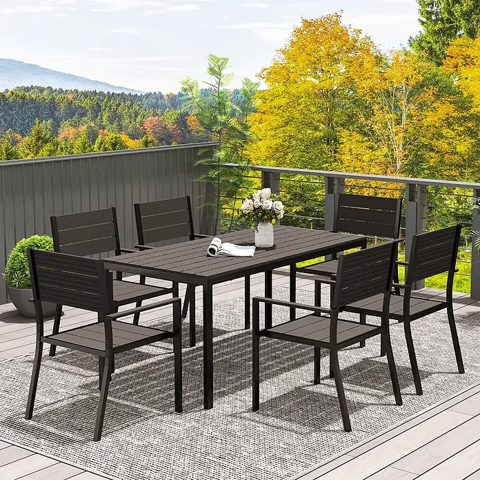 Outsunny Gartentisch-Set - Gesamtumfang: 7 -tlg., L x B x H: 160 x 80 x 74 cm, Stahl, HDPE - Dunkelbraunes Outdoor-Essgruppe mit Tisch und sechs Stühlen, mit Lattenrosten und schwarzen Metallrahmen, auf einer Terrasse platziert.