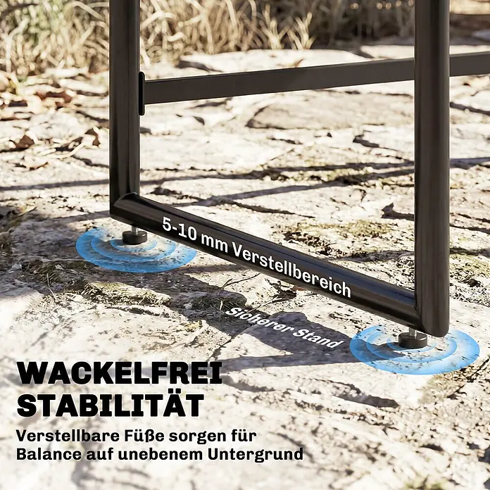 Outsunny Gartentisch-Set - Gesamtumfang: 5 -tlg., L x B x H: 108 x 108 x 72,5 cm, Stahl, DPC, PE-Rattan, Polyester - Nahaufnahme von schwarzen, verstellbaren Metallfüßen für Stabilität auf unebenem Untergrund.