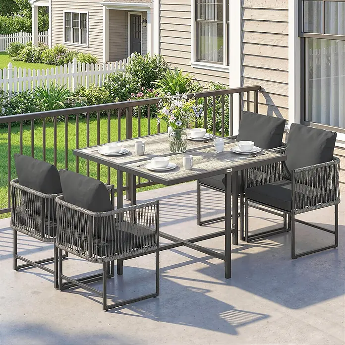 Outsunny Gartentisch-Set - Gesamtumfang: 5 -tlg., L x B x H: 108 x 108 x 72,5 cm, Stahl, DPC, PE-Rattan, Polyester - Eine Outdoor-Essgruppe mit einem grauen rechteckigen Tisch mit heller Platte und vier dunkelgrauen Stühlen mit geflochtenen Seildetails und Kissen, auf einer Terrasse.