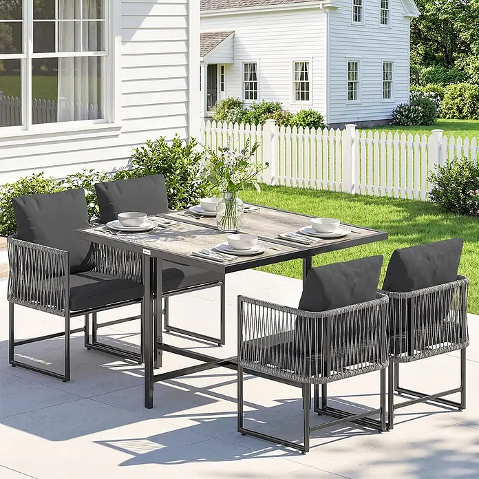 Outsunny Gartentisch-Set - Gesamtumfang: 5 -tlg., L x B x H: 108 x 108 x 72,5 cm, Stahl, DPC, PE-Rattan, Polyester - Gartengarnitur mit grauem Holztisch und vier Stühlen mit dunkelgrauem Seilgeflecht und Polstern auf einer Terrasse.