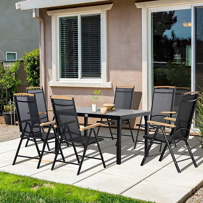 Outsunny Gartentisch-Set - Gesamtumfang: 7 -tlg., Aluminium, Kunststoff, Texteline, Klappbar - Gartenset mit dunkelgrauem Lamellentisch und sechs schwarzen Netzstühlen mit hellen Holzarmlehnen auf einer Terrasse.