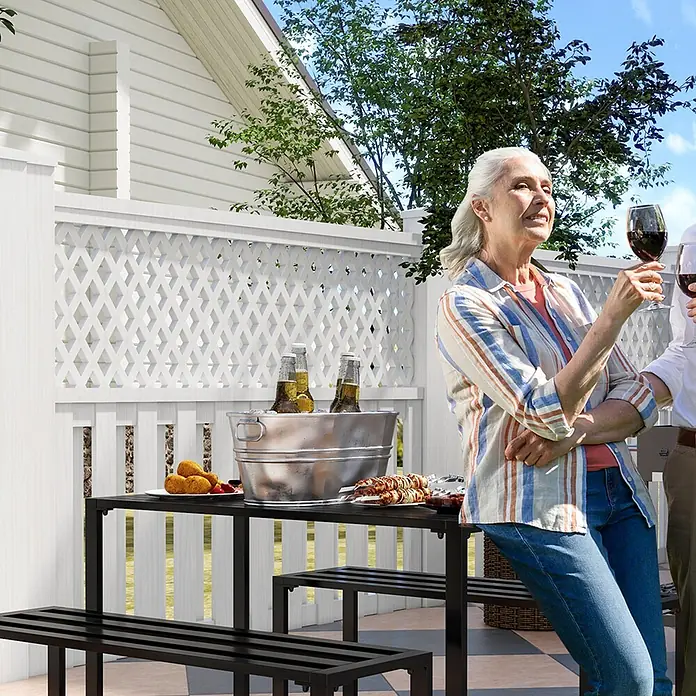 Outsunny Gartentisch-Set - Gesamtumfang: 3 -tlg., Metall - Schwarzer Metall-Esstisch mit Bänken im Freien, beladen mit Speisen und Getränken für ein Treffen.