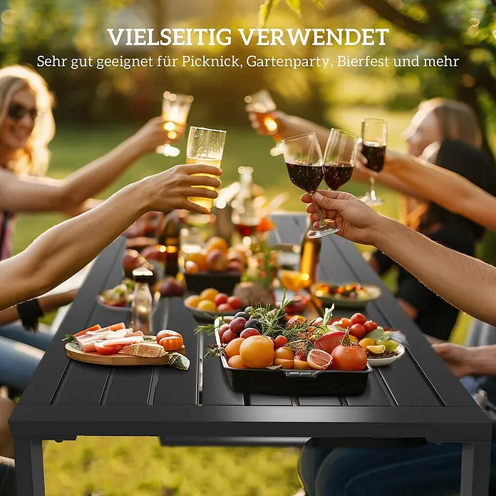 Outsunny Gartentisch-Set - Gesamtumfang: 3 -tlg., Metall - Dunkelgrauer Lamellen-Metall-Terrassentisch, beladen mit Speisen und Getränken, genutzt für ein Treffen im Freien.