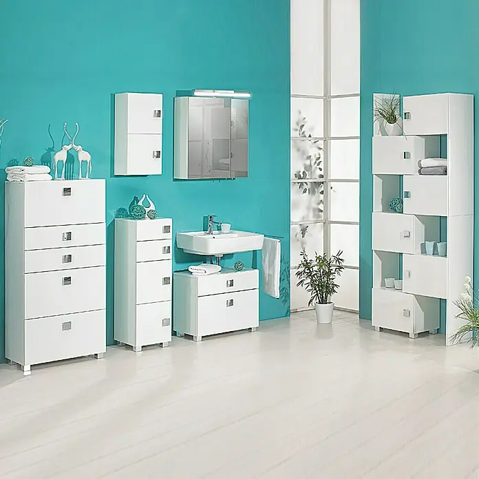 Schildmeyer Carree Highboard - 65 x 34,5 x 133,5 cm, Weiß - Badezimmer-Interieur mit weißen Möbeln und aquamarinblauer Wand, das eine elegante und moderne Atmosphäre schafft.