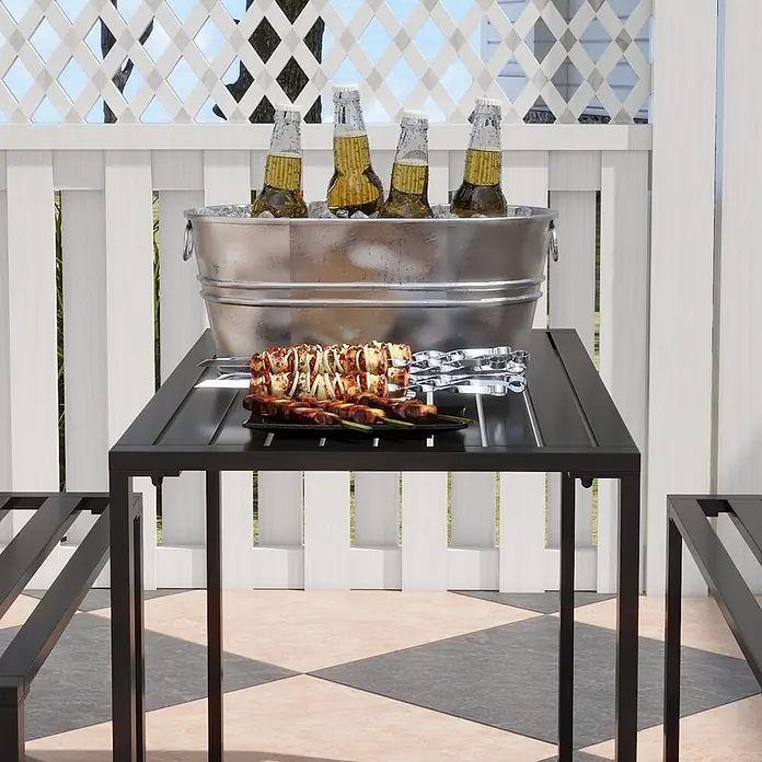 Outsunny Gartentisch-Set - Gesamtumfang: 3 -tlg., Metall - Schwarzer Lamellen-Esstisch für den Außenbereich mit passenden Bänken, mit Getränken und Spießen auf einer Terrasse.