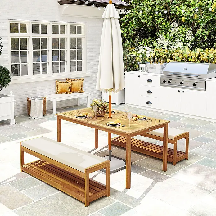 Outsunny Gartentisch-Set - Gesamtumfang: 3 -tlg., L x B x H: 150 x 85 x 75 cm, Akazienholz, Polyester, Schaumstoff - Garten-Essgarnitur aus Akazienholz mit Tisch und zwei Bänken mit cremefarbenen Kissen auf einer Terrasse.