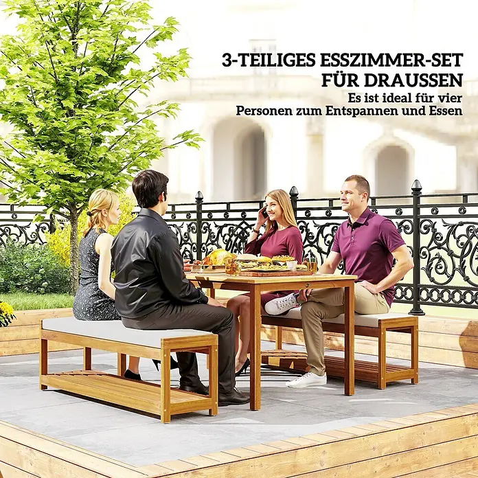 Outsunny Gartentisch-Set - Gesamtumfang: 3 -tlg., L x B x H: 150 x 85 x 75 cm, Akazienholz, Polyester, Schaumstoff - Holztisch und zwei Bänke mit hellen Kissen als 3-teiliges Esszimmer-Set für draußen, von vier Personen genutzt.