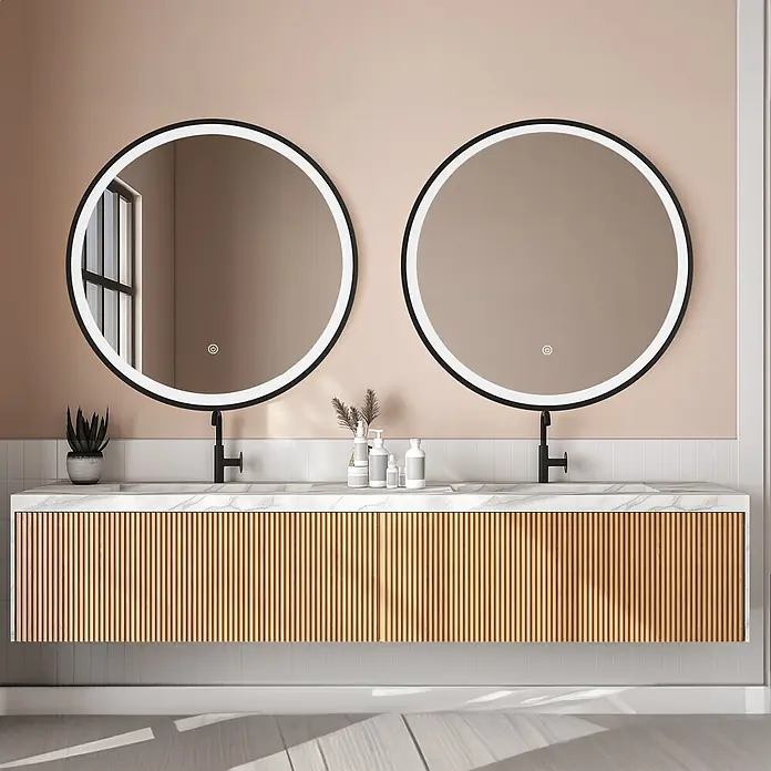 LOMAZOO Lichtspiegel LMZ-FLORENCE - Durchmesser: 80 cm, Schwarz - Moderner Doppelwaschtisch mit Holzlamellenbasis, Marmorarbeitsplatte und zwei runden schwarz gerahmten LED-Spiegeln.