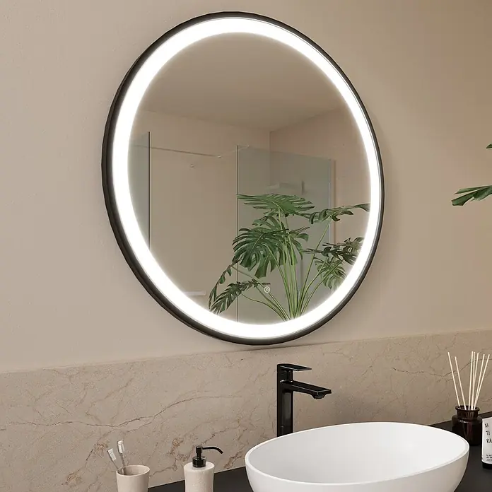 LOMAZOO Lichtspiegel LMZ-FLORENCE - Durchmesser: 80 cm, Schwarz - Runder LED-Spiegel mit schwarzem Rahmen, im Badezimmer über einem Waschbecken.