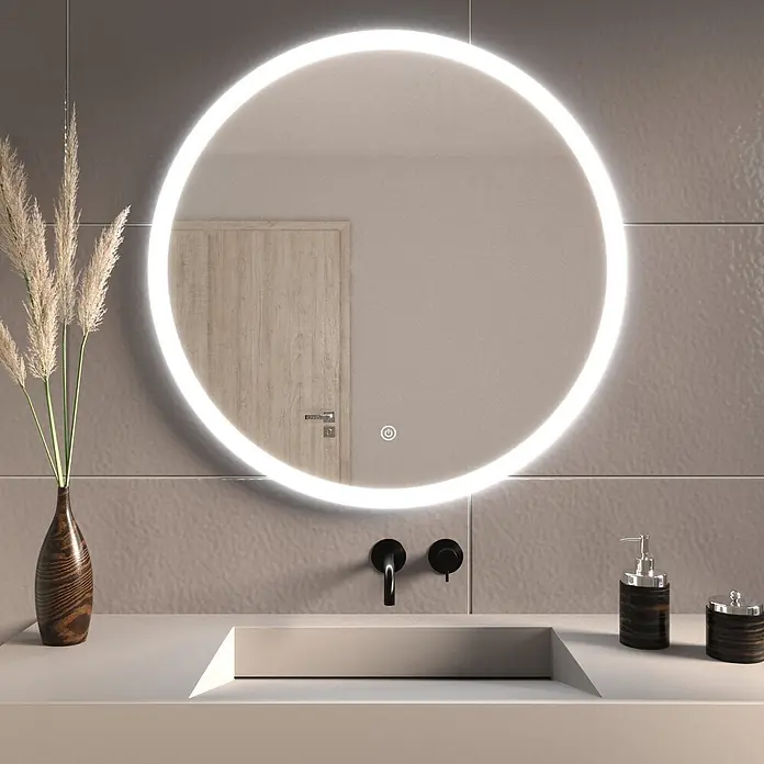 LOMAZOO Lichtspiegel LMZ-BOSTON - Durchmesser: 80 cm, Glänzend weiß - Runder LED-Spiegel mit beleuchtetem Rand über einem Waschbecken, der eine Tür widerspiegelt.