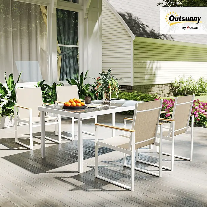Outsunny Gartentisch-Set - Gesamtumfang: 5 -tlg., Stahl, Kunststoff, Polyester, Gehärtetes Glas - Eine Outsunny Outdoor-Essgruppe mit weißem Tisch, dunkler Glasplatte und Stühlen mit weißem Gestell, beigem Stoff und Holzarmlehnen auf einer Terrasse.