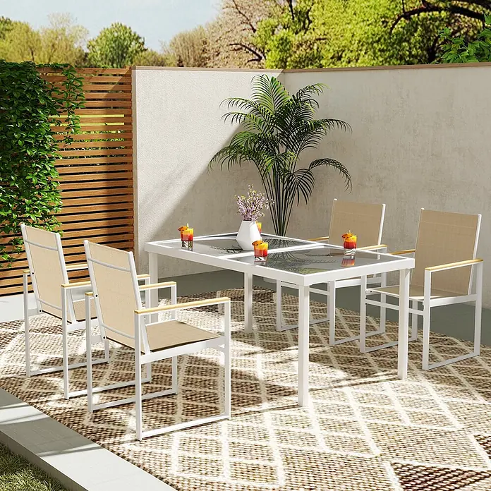 Outsunny Gartentisch-Set - Gesamtumfang: 5 -tlg., Stahl, Kunststoff, Polyester, Gehärtetes Glas - Garten-Essgruppe mit weißen Metallrahmen, beigen Netzstühlen, Holzarmlehnen und Glastischplatte auf einer Terrasse.