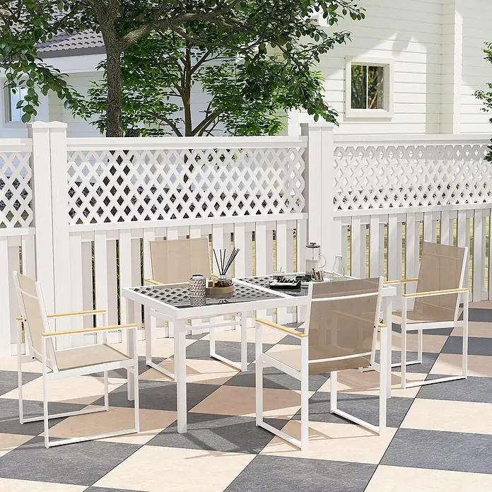 Outsunny Gartentisch-Set - Gesamtumfang: 5 -tlg., Stahl, Kunststoff, Polyester, Gehärtetes Glas - Outdoor-Essgruppe mit weißem Metalltisch und vier beigen Netzstühlen mit Holzarmlehnen auf einer Terrasse.