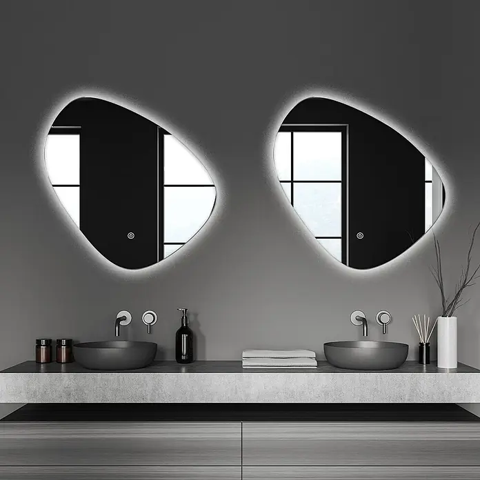 LOMAZOO Lichtspiegel LMZ-ZURICH - Durchmesser: 80 cm, Glänzend weiß - Zwei beleuchtete, unregelmäßig geformte Spiegel über einem dunkelgrauen Doppelwaschtisch mit passenden Waschbecken, die Fenster in einem modernen Badezimmer widerspiegeln.