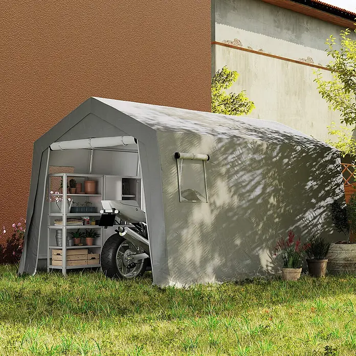 Outsunny Gerätehaus - Außenbreite inkl. Dachüberstand: 300 cm, Außentiefe inkl. Dachüberstand: 447 cm, Metall, Hellgrau - Graues Motorradzelt aus Stoff mit Fenster, schützt ein Motorrad und Regale mit Pflanzen, auf grünem Gras.