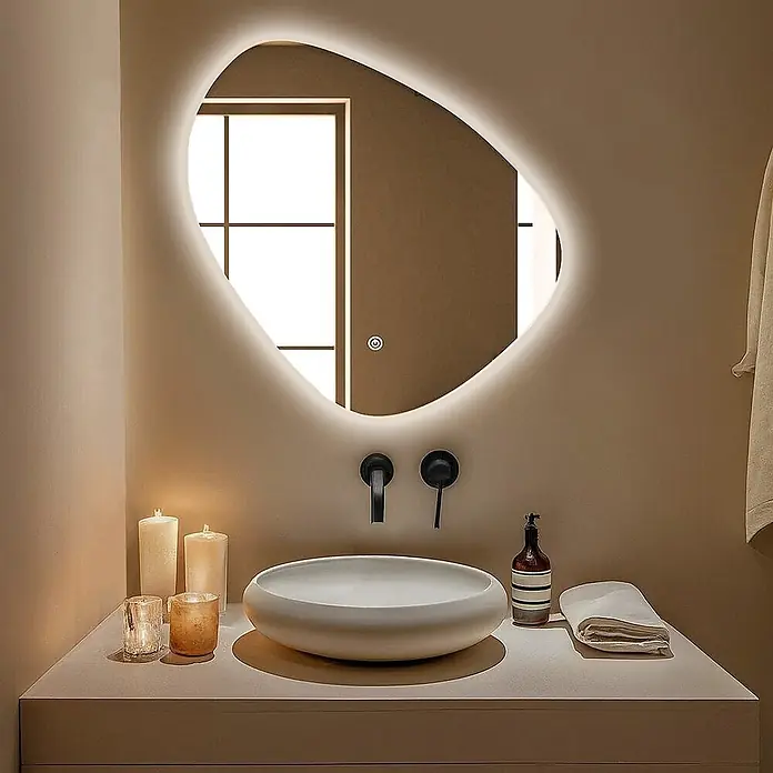LOMAZOO Lichtspiegel LMZ-ZURICH - Durchmesser: 80 cm, Glänzend weiß - Modernes Badezimmer mit organisch geformtem, beleuchtetem Spiegel, weißem Aufsatzwaschbecken und schwarzen Wandarmaturen.