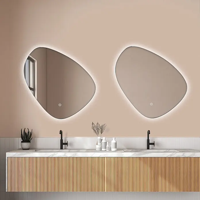 LOMAZOO Lichtspiegel LMZ-ZURICH - Durchmesser: 80 cm, Glänzend weiß - Zwei unregelmäßig geformte, beleuchtete Spiegel über einem Doppelwaschtisch mit schwarzen Armaturen.