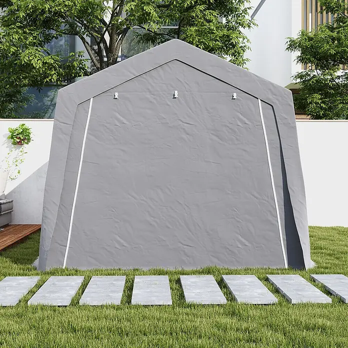 Outsunny Gerätehaus - Außenbreite inkl. Dachüberstand: 300 cm, Außentiefe inkl. Dachüberstand: 447 cm, Metall, Hellgrau - Graues Stoff-Gartenlagerzelt in einem Hinterhof mit Gras und Trittsteinen, von vorne gezeigt.