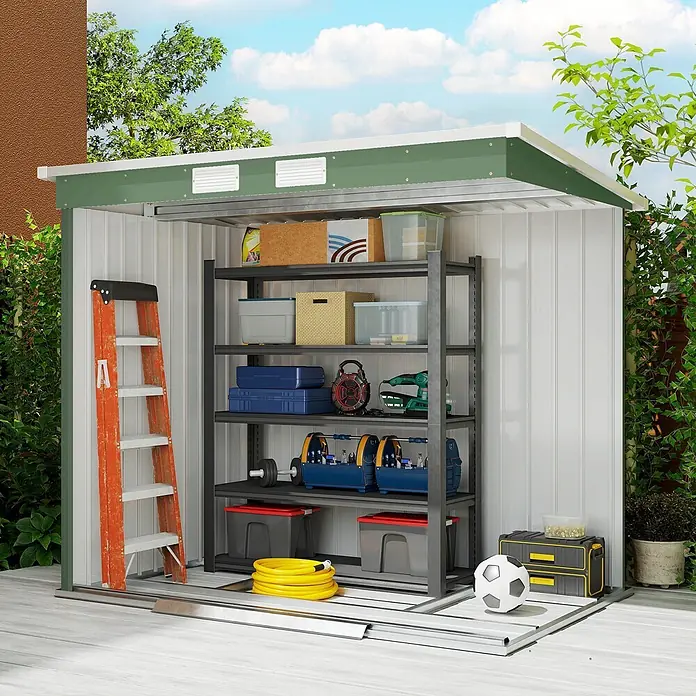 Outsunny Gerätehaus - Außenbreite inkl. Dachüberstand: 213 cm, Außentiefe inkl. Dachüberstand: 130 cm, Stahl, Grün - Grünes und weißes Metallgartenhaus, geöffnet mit Regalen voller Werkzeuge, Aufbewahrungsboxen und einer Leiter daneben.