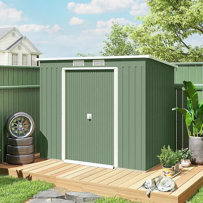 Outsunny Gerätehaus - Außenbreite inkl. Dachüberstand: 213 cm, Außentiefe inkl. Dachüberstand: 130 cm, Stahl, Grün - Grüner Metall-Gartenschuppen mit einer Tür und weißer Zierleiste, auf einer Holzterrasse im Garten.