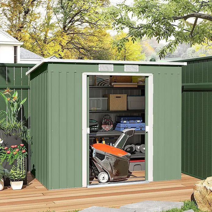 Outsunny Gerätehaus - Außenbreite inkl. Dachüberstand: 213 cm, Außentiefe inkl. Dachüberstand: 130 cm, Stahl, Grün - Grüner Metall-Gartenschuppen mit offener Tür, zeigt Lagerregale und eine Schneefräse, auf einem Holzdeck.