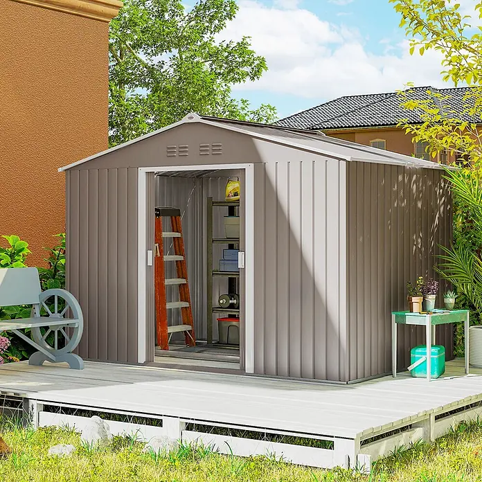 Outsunny Gerätehaus - Außenbreite inkl. Dachüberstand: 277 cm, Außentiefe inkl. Dachüberstand: 195 cm, Stahl, Hellgrau - Braunes Metallgartenhaus auf einer Terrasse, geöffnete Tür zeigt Stauraum für Werkzeuge und Gartengeräte.