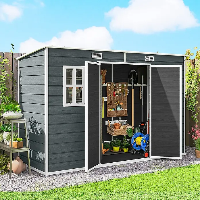 Outsunny Gerätehaus - Außenbreite inkl. Dachüberstand: 303 cm, Außentiefe inkl. Dachüberstand: 123 cm, Kunststoff, Grau - Dunkelgrauer Geräteschuppen mit weißem Rand, offen mit organisierten Gartengeräten und Zubehör, auf Kies neben Gras.
