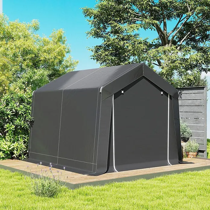 Outsunny Gerätehaus - Außenbreite inkl. Dachüberstand: 300 cm, Außentiefe inkl. Dachüberstand: 302 cm, Stahl, Dunkelgrau - Dunkelgraues Stoff-Lagerzelt mit Spitzdach auf einer Holzterrasse im Garten.