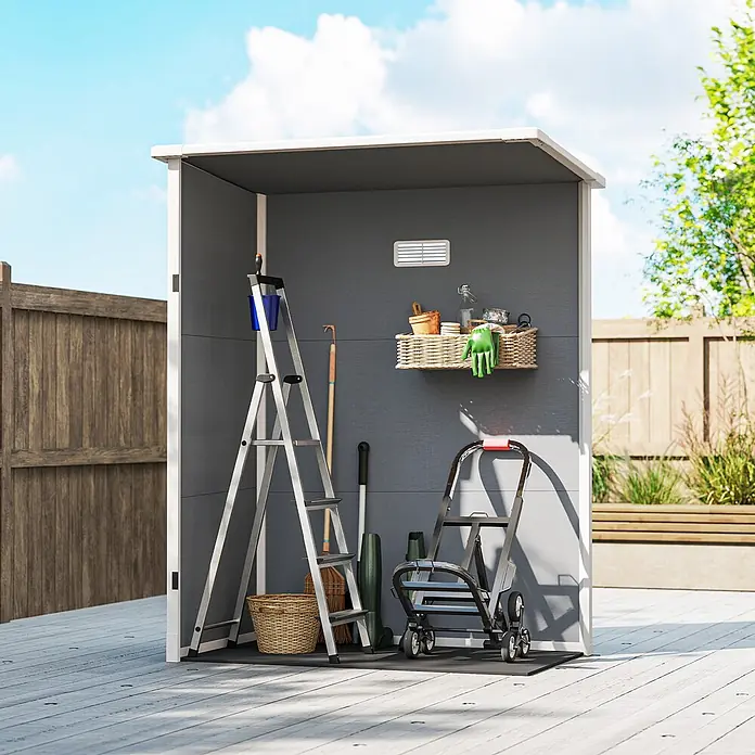 Outsunny Gerätehaus - Außenbreite inkl. Dachüberstand: 151 cm, Außentiefe inkl. Dachüberstand: 92 cm, Aluminium, Grau - Kompaktes grau-weißes Gartengerätehaus mit Gartengeräten wie Leiter, Stiefeln und Korb, in einer Außenumgebung.