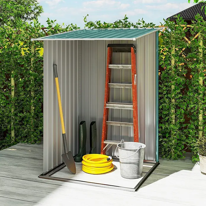 Outsunny Gerätehaus - Außenbreite inkl. Dachüberstand: 100 cm, Außentiefe inkl. Dachüberstand: 103 cm, Stahl, Grün - Offener Metall-Gartenschuppen mit grünem Dach, auf einer Terrasse im Garten, mit Schaufel, Stiefeln, Schlauch, Leiter und Eimer.