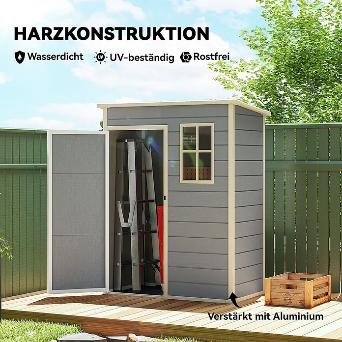 Outsunny Gerätehaus - Außenbreite inkl. Dachüberstand: 151 cm, Außentiefe inkl. Dachüberstand: 92 cm, Aluminium, Grau - Grauer Harz-Gartenschuppen mit beigem Zier, aluminiumverstärkt. Wasserdicht, UV-beständig, rostfrei; Tür offen, im Garten auf Holzdeck.