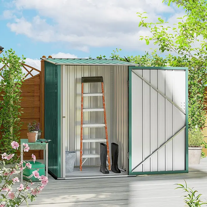 Outsunny Gerätehaus - Außenbreite inkl. Dachüberstand: 100 cm, Außentiefe inkl. Dachüberstand: 103 cm, Stahl, Grün - Grüner und grauer Metallgeräteschuppen mit offener Tür, zeigt Leiter und Stiefel, auf Holzterrasse.