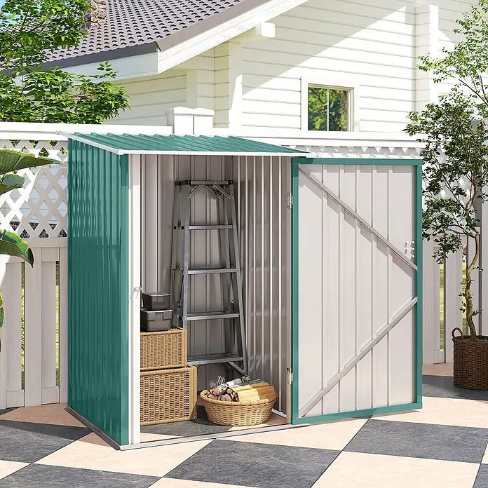 Outsunny Gerätehaus - Außenbreite inkl. Dachüberstand: 100 cm, Außentiefe inkl. Dachüberstand: 103 cm, Stahl, Grün - Grüner und weißer Metall-Gartenschuppen mit offener Tür, zeigt Leiter, Aufbewahrungsboxen und Brennholz.