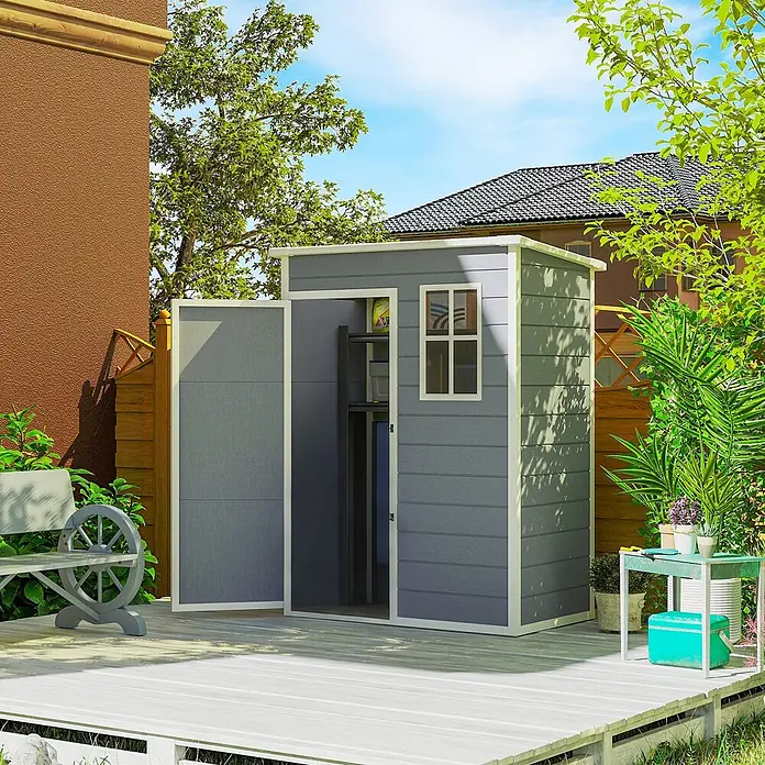 Outsunny Gerätehaus - Außenbreite inkl. Dachüberstand: 151 cm, Außentiefe inkl. Dachüberstand: 92 cm, Aluminium, Grau - Grauer Geräteschuppen mit weißer Verkleidung, Fenster und offener Tür, auf einer Holzterrasse im Garten.
