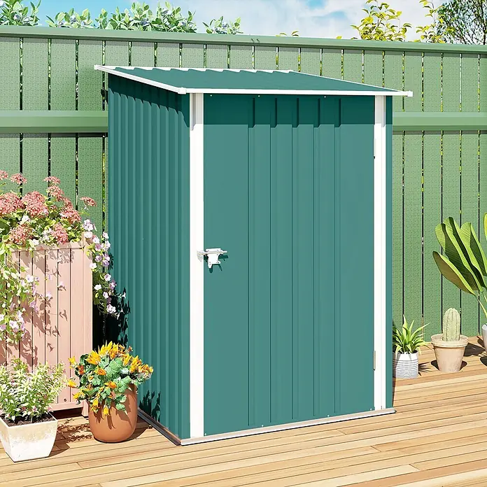 Outsunny Gerätehaus - Außenbreite inkl. Dachüberstand: 100 cm, Außentiefe inkl. Dachüberstand: 103 cm, Stahl, Grün - Ein kompakter, türkisfarbener Metallschuppen mit weißem Rand und schrägem Dach, auf einer Holzterrasse im Garten.