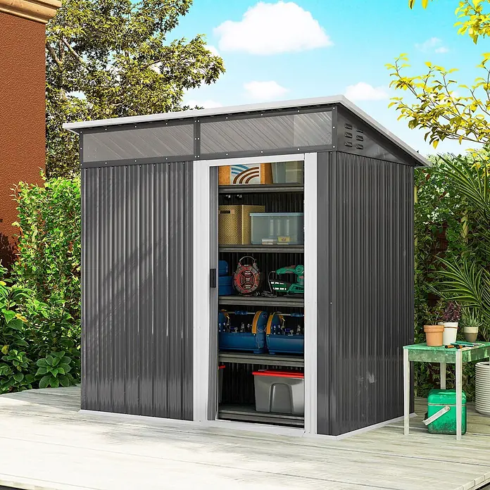 Outsunny Gerätehaus - Außenbreite inkl. Dachüberstand: 195 cm, Außentiefe inkl. Dachüberstand: 122 cm, Stahl, Dunkelgrau - Dunkelgraues Metallgerätehaus mit transluzentem Dach, gefüllt mit Werkzeugen und Behältern, auf einer Holzterrasse im Garten.