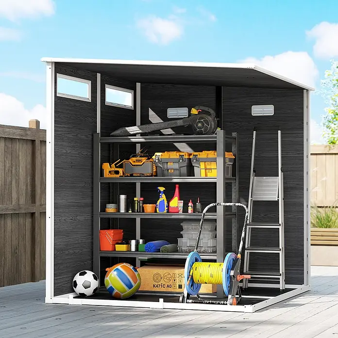 Outsunny Gerätehaus - Außenbreite inkl. Dachüberstand: 182 cm, Außentiefe inkl. Dachüberstand: 182 cm, Aluminium, Grau - Dunkelgrauer und weißer Gartenschuppen, geöffnet und mit Werkzeugen und Gartengeräten auf einer Holzterrasse gefüllt.