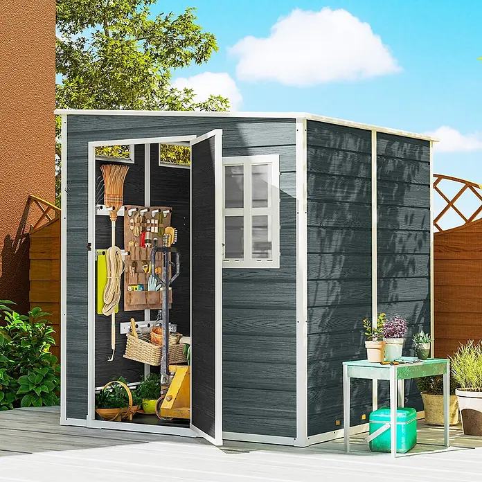 Outsunny Gerätehaus - Außenbreite inkl. Dachüberstand: 182 cm, Außentiefe inkl. Dachüberstand: 182 cm, Aluminium, Grau - Anthrazitfarbener Gartenschuppen mit weißen Akzenten, Türen offen, zeigt Gartenwerkzeuge und Stauraum.