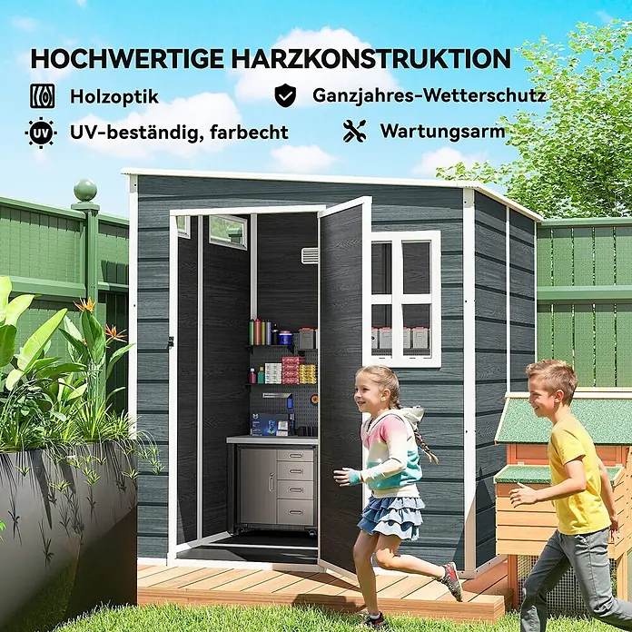 Outsunny Gerätehaus - Außenbreite inkl. Dachüberstand: 182 cm, Außentiefe inkl. Dachüberstand: 182 cm, Aluminium, Grau - Dunkelgraues Gartenhaus aus Harz in Holzoptik mit weißem Rand und Regalen im Inneren. Zwei Kinder rennen im sonnigen Garten vorbei.