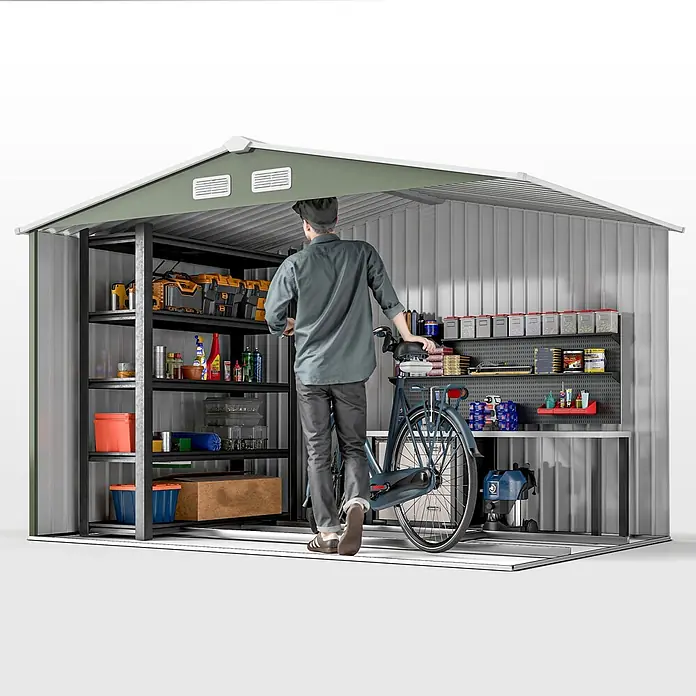 Outsunny Gerätehaus - Außenbreite inkl. Dachüberstand: 277 cm, Außentiefe inkl. Dachüberstand: 195 cm, Stahl, Hellgrün - Ein geräumiges Gartenhaus aus grünem und silbernem Metall lagert Werkzeuge, Vorräte und ein Fahrrad, mit einer Person.
