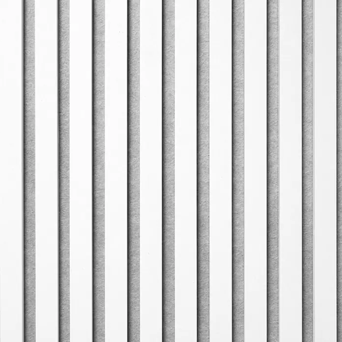 FibroTech Akustikpaneel Unika 25 - White Platinum, 2.440 x 600 x 22 mm - Akustikwandpaneel mit abwechselnden vertikalen weißen Lamellen und grauen strukturierten Filzabschnitten.