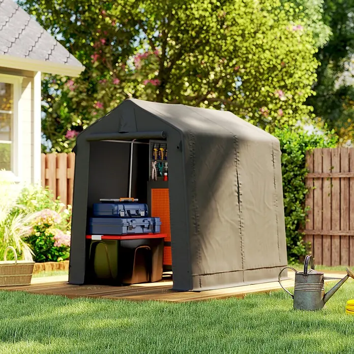 Outsunny Gerätehaus - Außenbreite inkl. Dachüberstand: 190 cm, Außentiefe inkl. Dachüberstand: 230 cm, Polyester, Dunkelgrau - Dunkelgrauer tragbarer Geräteschuppen auf Holzplattform im Garten, ausgestattet mit Werkzeugen und Kisten.