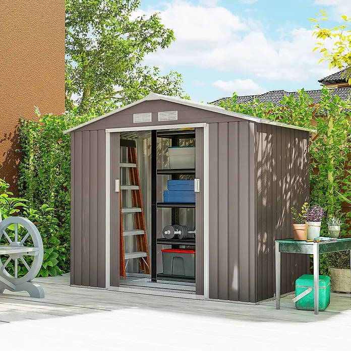 Outsunny Gerätehaus - Außenbreite inkl. Dachüberstand: 213 cm, Außentiefe inkl. Dachüberstand: 130 cm, Stahl, Grau - Grau-brauner Metallgeräteschuppen mit geöffneten Türen, der Regale, eine Leiter und gelagerte Gegenstände auf einer Holzterrasse zeigt.
